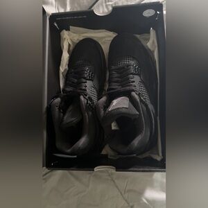 Air Jordan 4 Retro Black Cat 
Black- Graphite size 9
